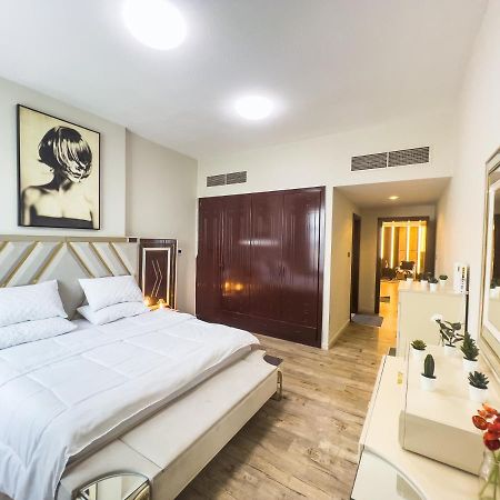 Luxury Two Bedroom شقة فخمة وكبيرة غرفتين Ajman Bagian luar foto